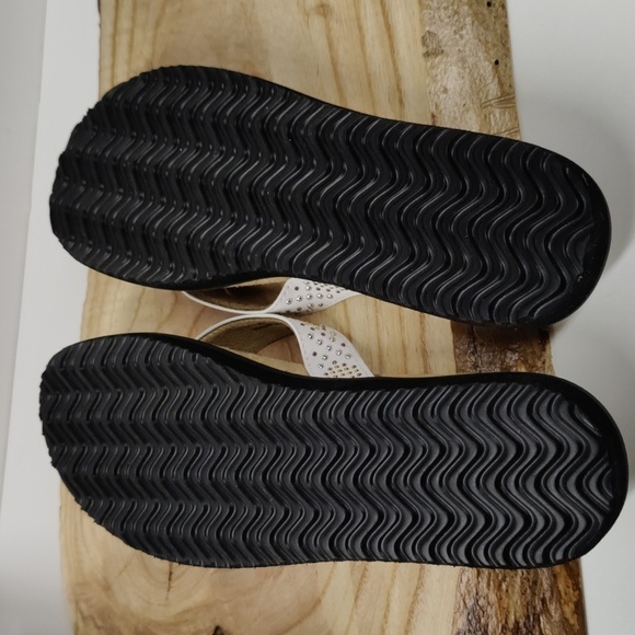 Easy Street Stevie Sandals, White w/Metallic Nailheads Size 9.5 - Picture 9 of 10